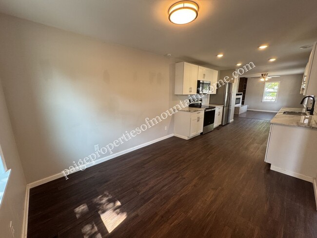Building Photo - Charming 3 bed, 2 bath off Hwy 5 South