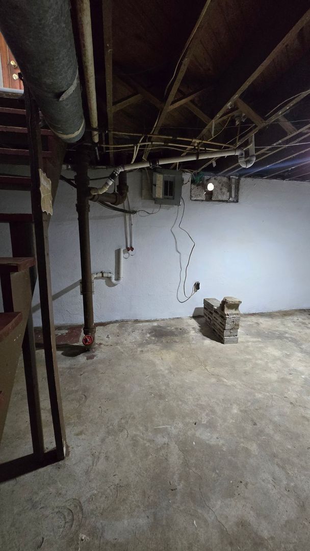 Building Photo - Three Bedroom - large upper bedroom!