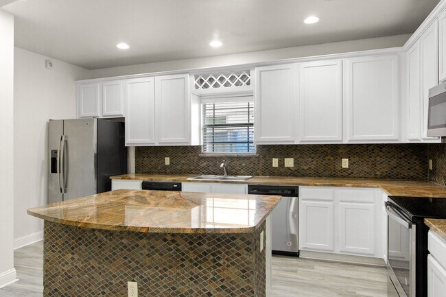 Building Photo - * MOVE IN SUMMER 7/25/2027 * 5 Bed 3 Bath Walk to TCU Light Housekeeping Included