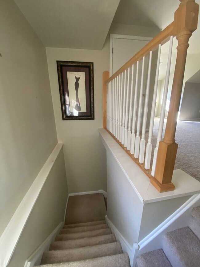 Building Photo - 4 Bedroom/ 2 Bathroom House in Dormont Available 7/1/2026