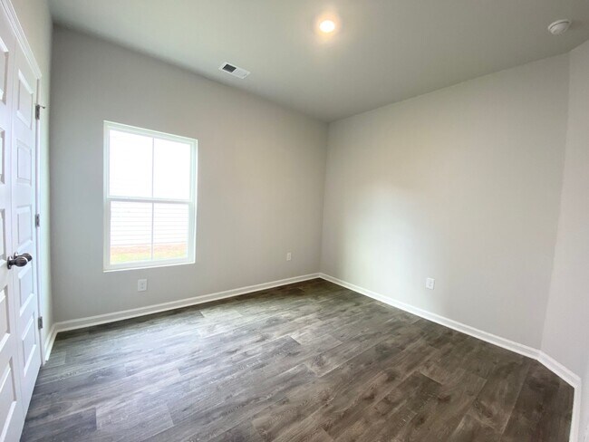 Building Photo - LIKE NEW home in a new subdivision!
