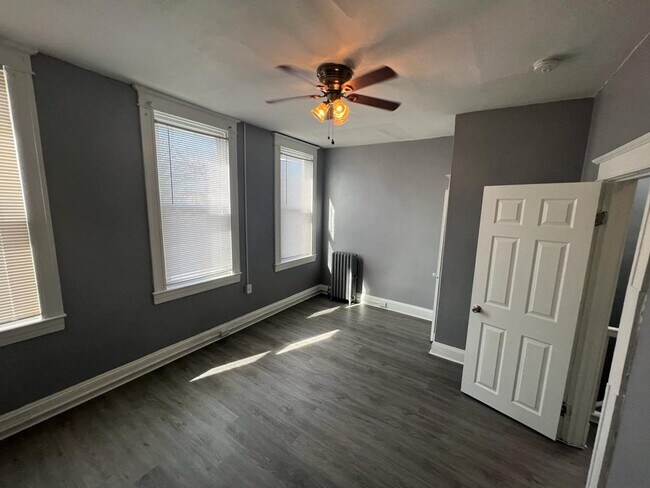Building Photo - Big 2 bedroom home, fully rehabbed with la...
