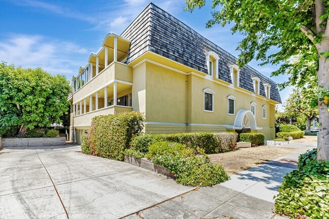 Building Photo - Top-Floor Corner Condo Near Downtown Palo Alto and Stanford