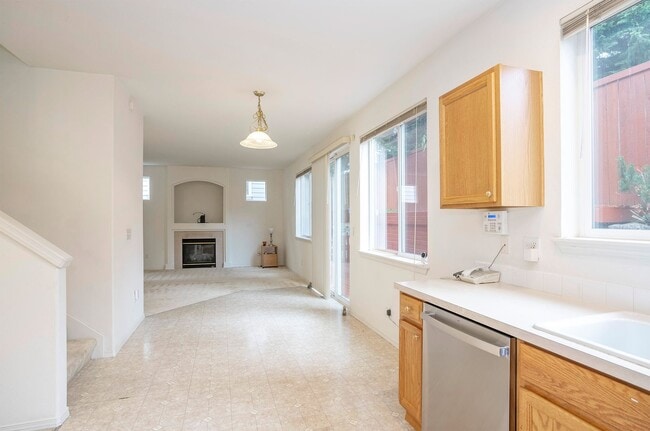 Building Photo - Spacious 4-Bedroom in Renton’s Serenity Ridge