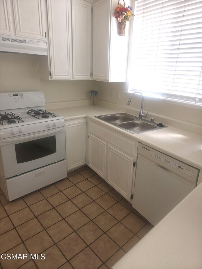 Building Photo - 13901 Olive View Ln