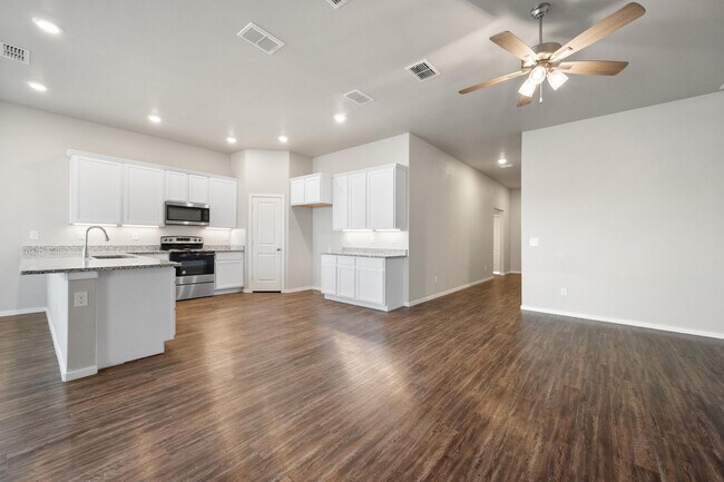 Building Photo - 2022 Kenwood Ave