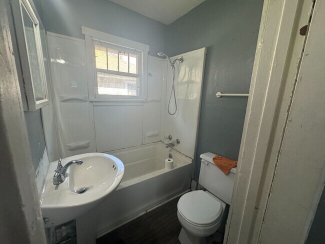 Building Photo - 2-Bedroom Gem on Barrie Avenue – Perfectly...