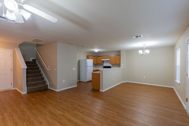 Building Photo - Charming 3BR/2.5BA Home with Spacious Back...