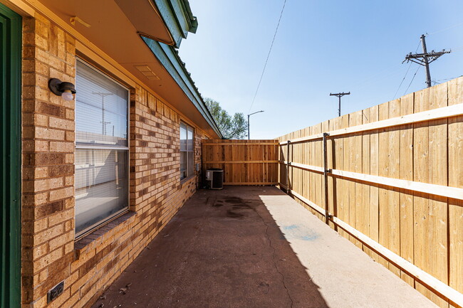 Building Photo - Freshly Updated - 2/1 Apartment with easy access to the Loop