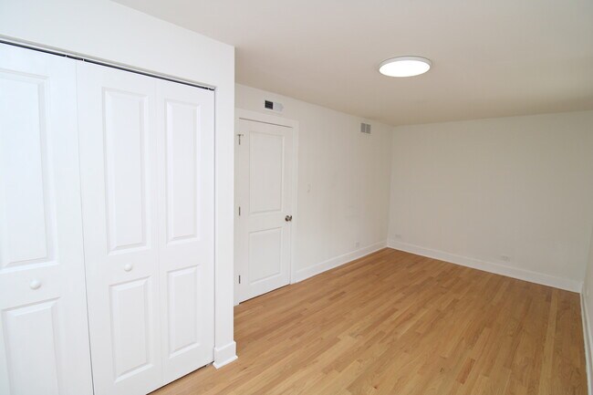 Building Photo - 1544 N Bosworth Ave