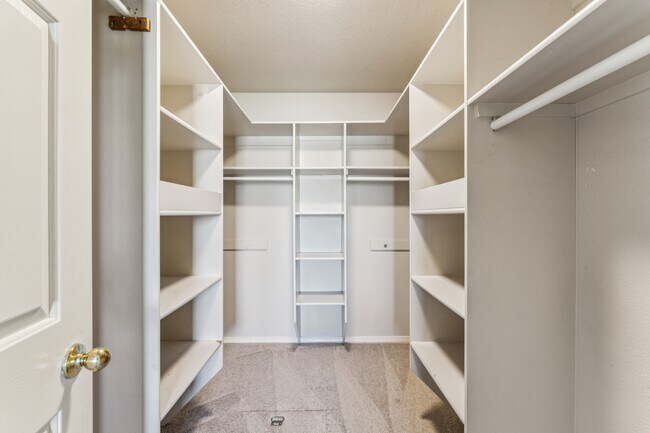 Building Photo - 8210 Waterside Ave