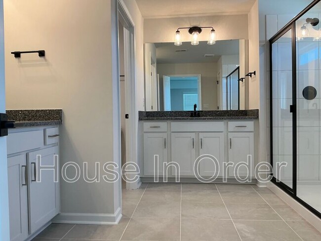 Building Photo - 41 Silverthorne Ct