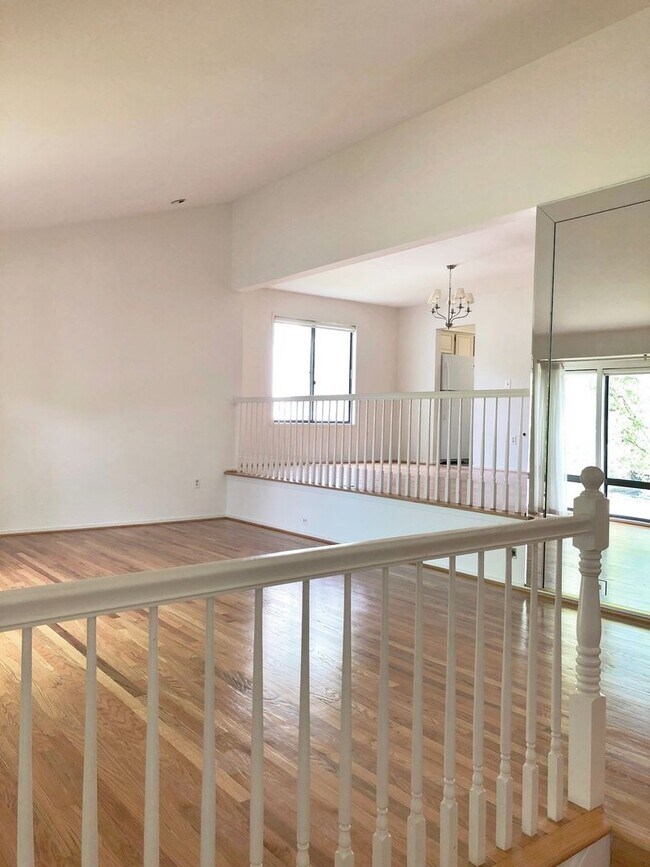 Building Photo - Spacious Potomac Beauty backs to Golf Course