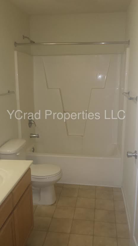 Building Photo - 1br/1ba Room, Total Electric, Community Pool