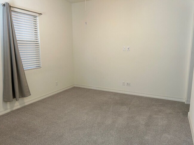 Building Photo - Beautiful home with generation suite in gated community