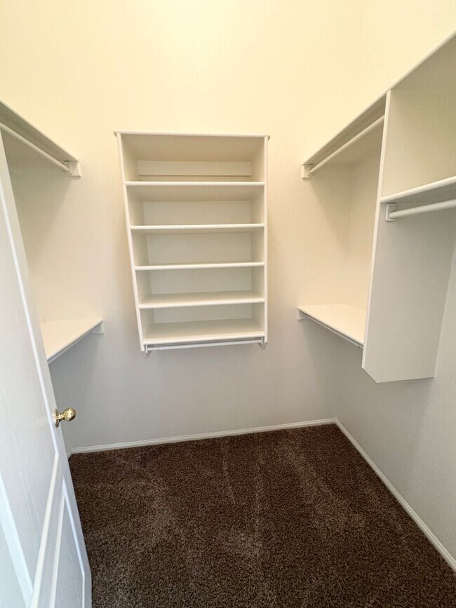 Building Photo - Fantastic 4 Bedroom/2 Bath Single Level Ho...