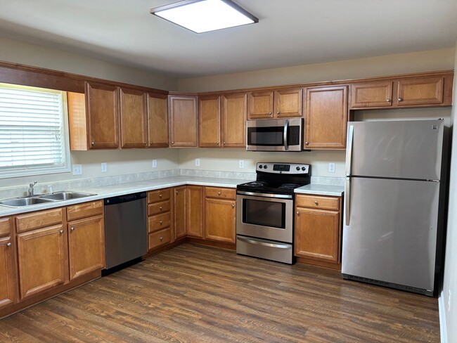Building Photo - 2 BEDROOM 2 1/2 BATH TOWN HOME