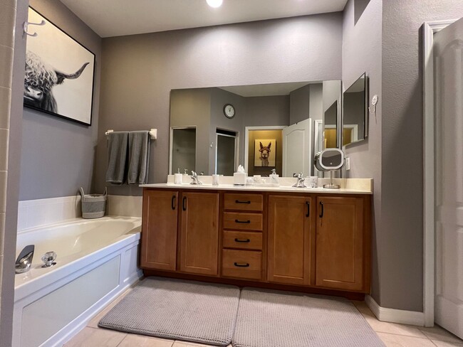 Building Photo - Short Term Rental ** Available 10/1/25 ** ...