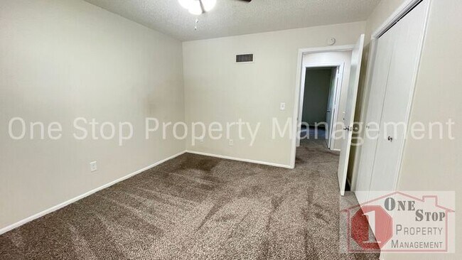 Building Photo - Beutiful duplex 2-bedroom, 1-bath in Blue ...