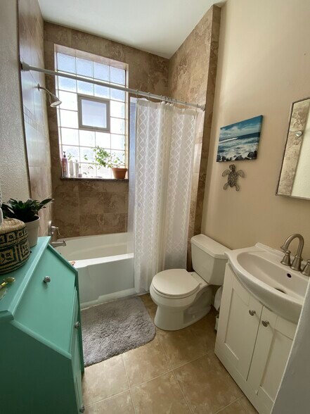 Bathroom - 2508 Decatur St
