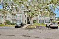 Building Photo - Bright 3rd-Floor 1/1 Condo with Screened Balcony in Park Central!