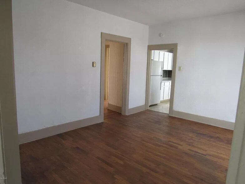 Dining area - 924 W 1st St