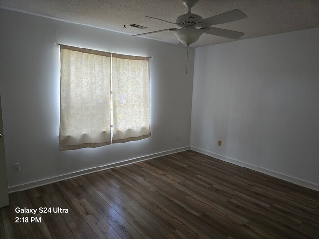 Building Photo - 3 Bedroom, 1.5 Bath Townhome - Price reduc...