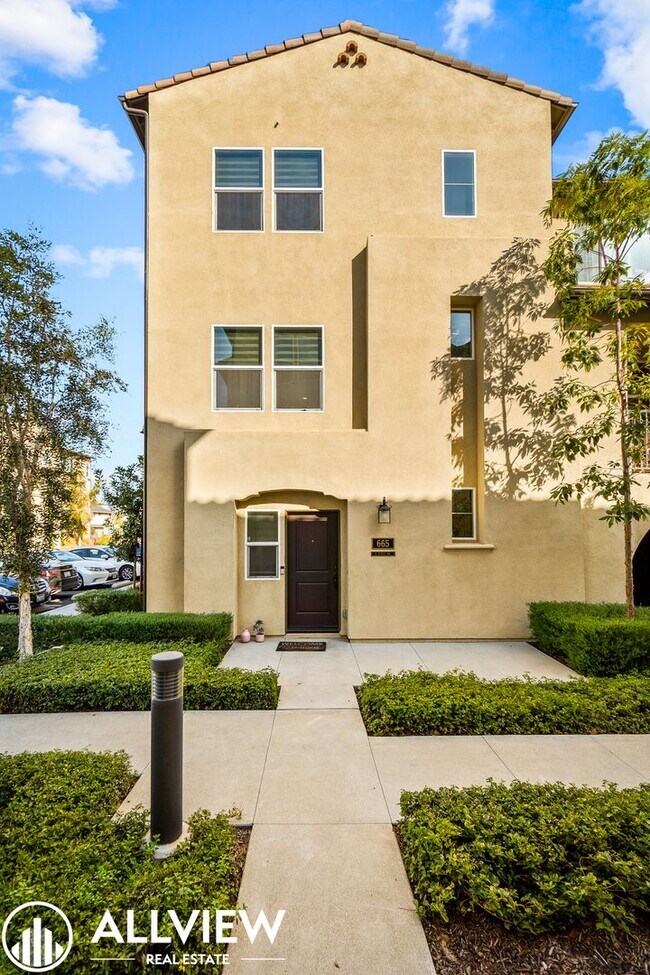 Building Photo - Bright & Upgraded 2 bedroom Anaheim Townhome in Prime Location!