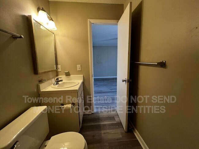 Building Photo - 5874 Century Oaks Dr