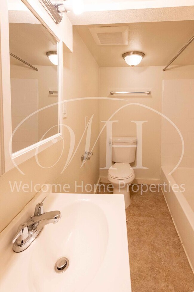 Building Photo - Spacious 4 Bedroom Home with Fireplace and Fenced Yard