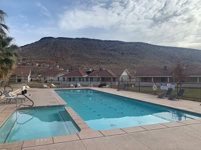 Building Photo - 275 S Valley View Dr