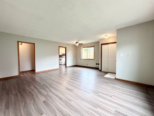 Building Photo - Near Downtown Gresham 2 Bed 1 Bath Duplex! W/S/G Included!