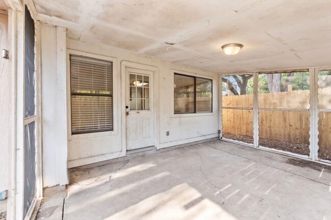 Building Photo - Bright and Inviting 3-Bedroom with Private...