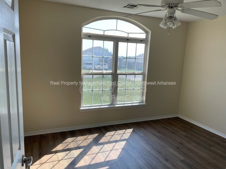 Building Photo - 511 Brookfield Dr