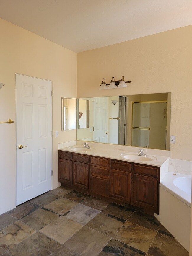 Building Photo - 255 Canyon Dr