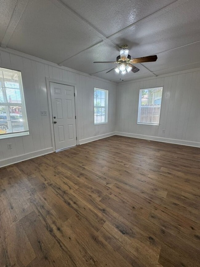 Building Photo - House Available!