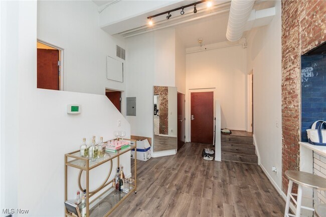 Building Photo - 1133 W 9th St