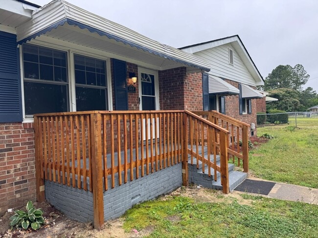 Building Photo - 3 Bedroom Brick Ranch with Carport and Lar...