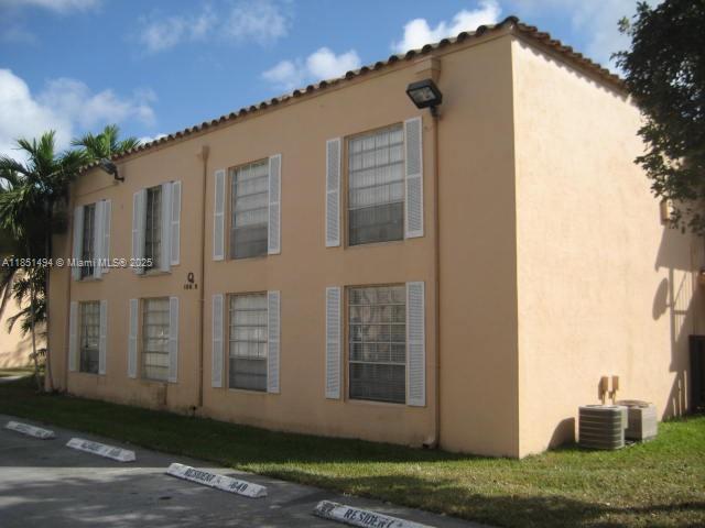 Building Photo - 10810 N Kendall Dr