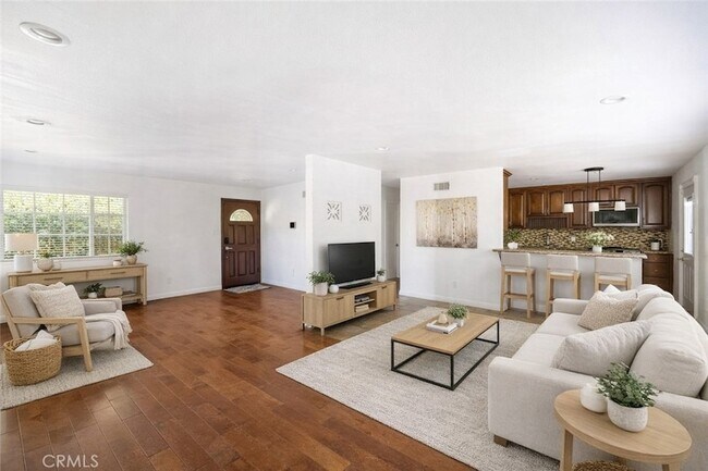 Building Photo - 7044 White Oak Ave