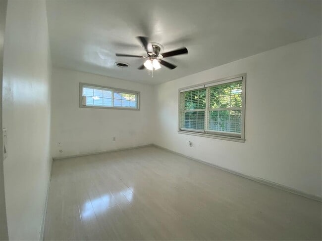 Building Photo - 608 Willow Bend Dr