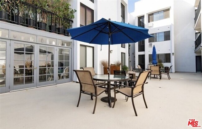 Building Photo - 906 N Doheny Dr