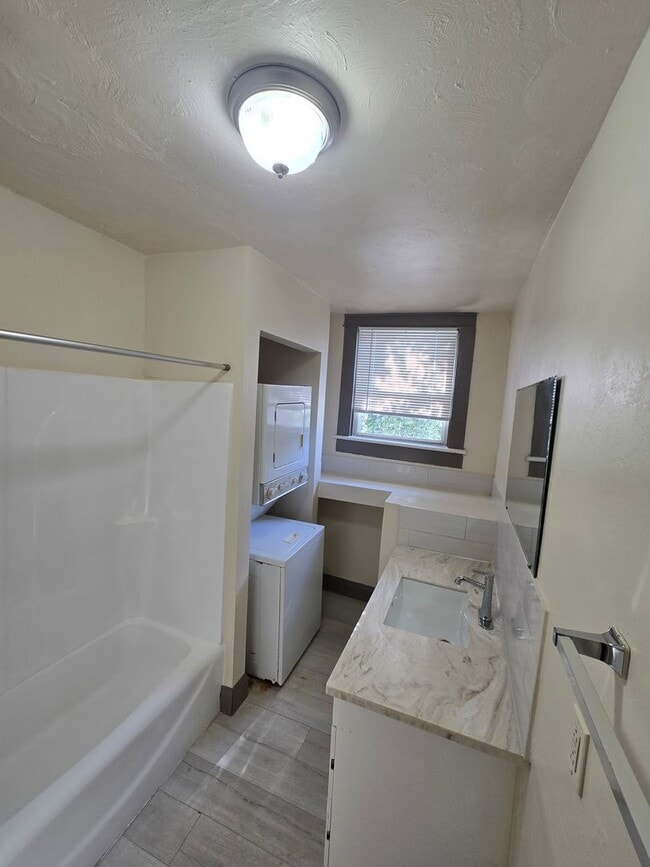 Building Photo - CHARMING AND UPDATED 2 BEDROOM 1 BATH.  MO...
