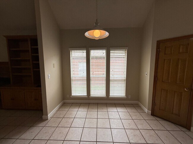 Building Photo - Right On The Green- 3 Bedroom Updated Home on Battle Creek