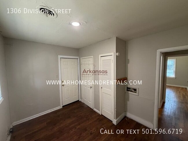 Building Photo - 1306 Division St