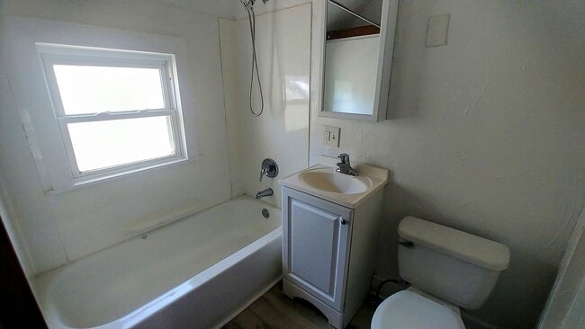 Building Photo - 4 bedroom Single Home