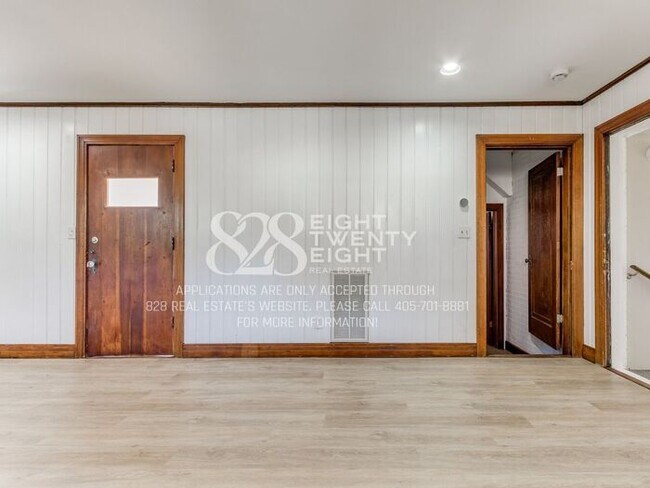 Building Photo - **AVAILABLE NOW!** 3 BED/2 BATH DUPLEX - CLOSE TO CAMPUS!