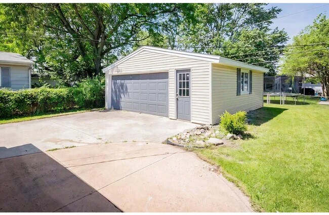 Building Photo - 2715 Farnsworth Dr