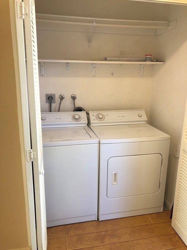 Building Photo - Nantucket Village Condo with Community Pool!