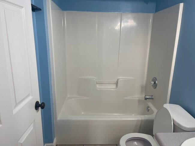 MB BATHROOM TUB - 3139 Layla st